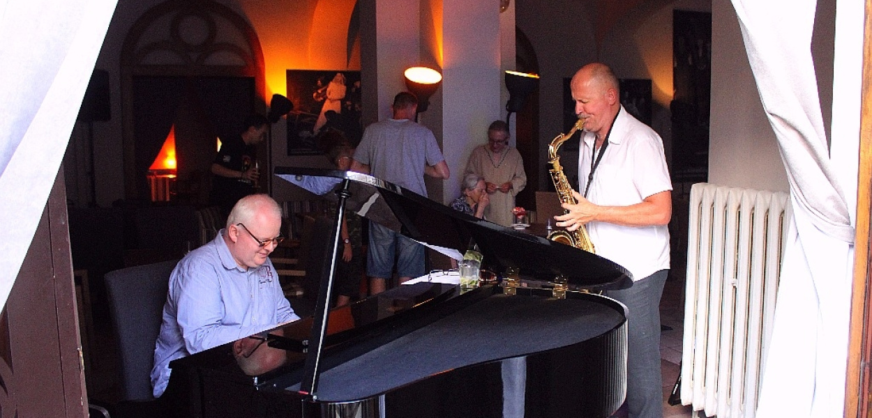 Saksofon i fortepian w "otwartym oknie" Caffe Modjeska