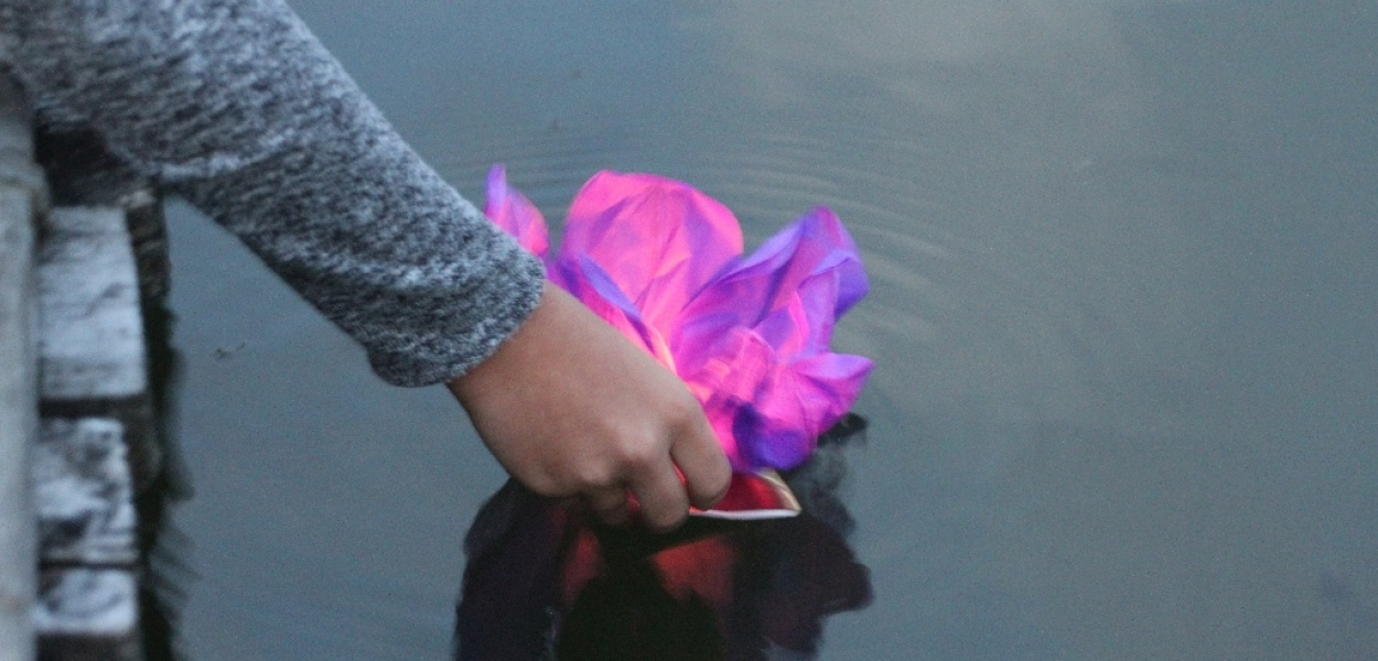 Płonące kwiatowe lampiony w Jezierzanach