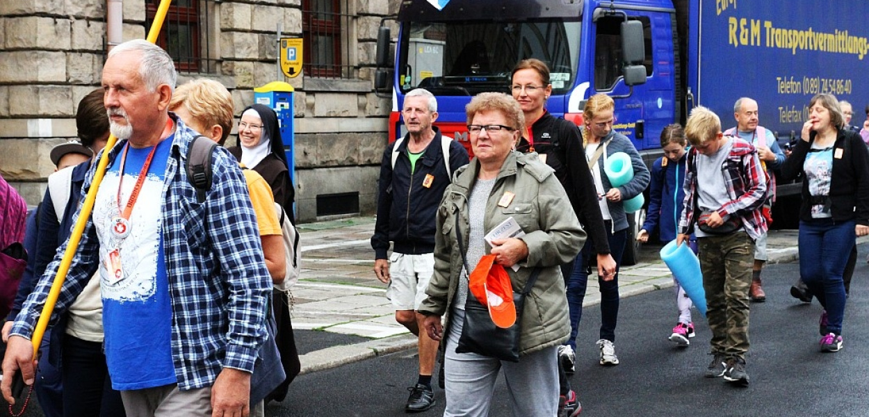 Legniccy pątnicy ruszyli w drogę do Krzeszowa
