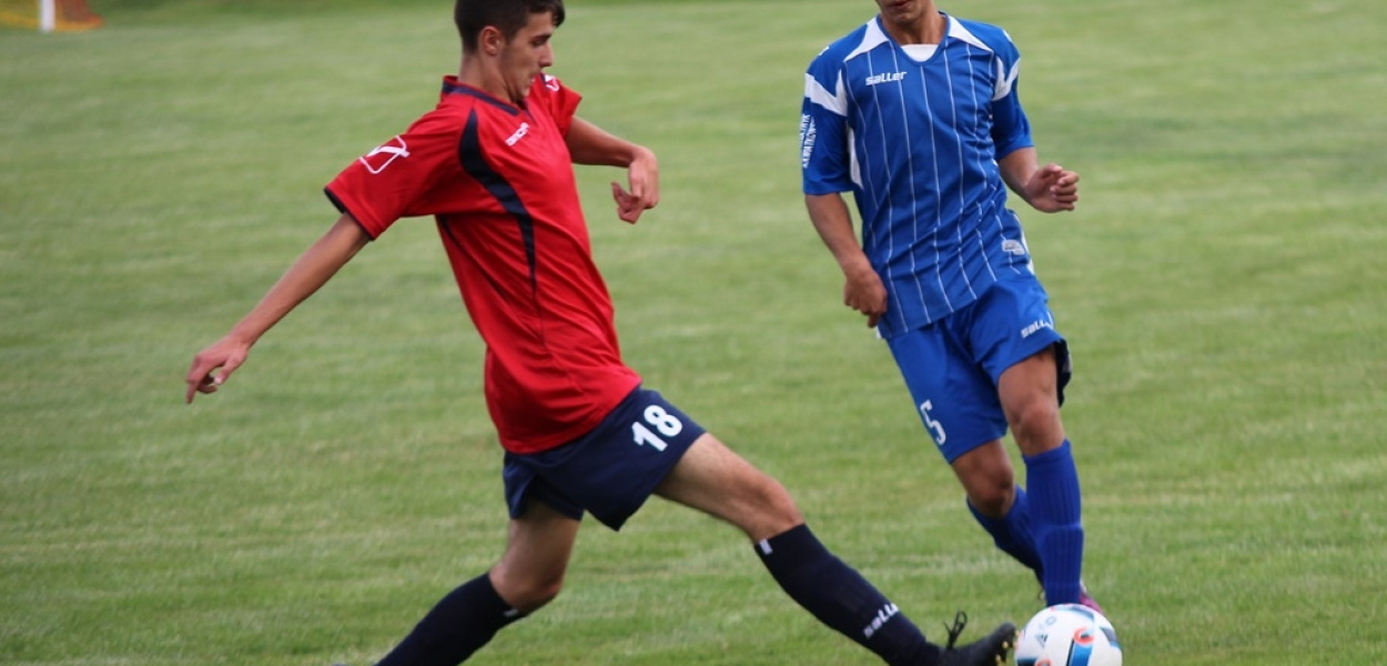 Konfeks miał kłopoty, ale wygrał i awansował