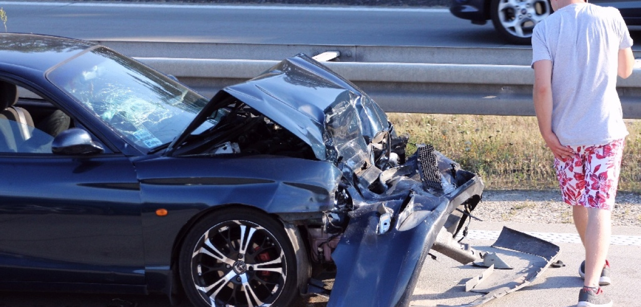 Kolizja dwóch samochodów na autostradzie A4