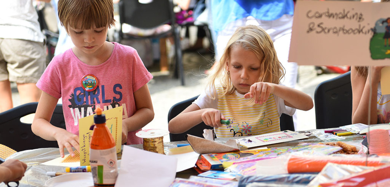 Wielka rodzinna zabawa ze sztuką przez duże i małe s