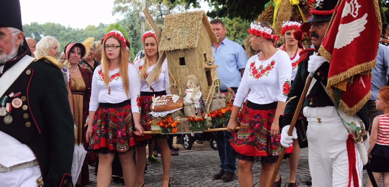 „Do kraju tego, gdzie kruszynę chleba...”
