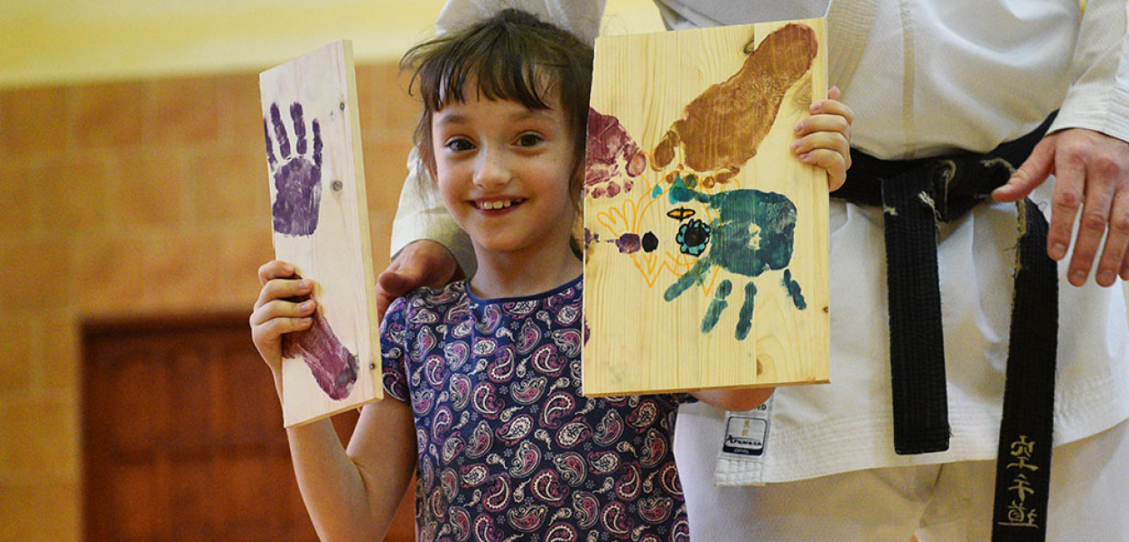 Pięścią rozbijali swoje lęki namalowane na desce