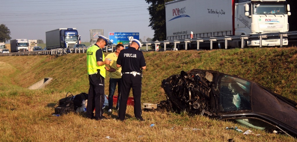 Dachowanie na autostradzie. Trzy osoby ranne
