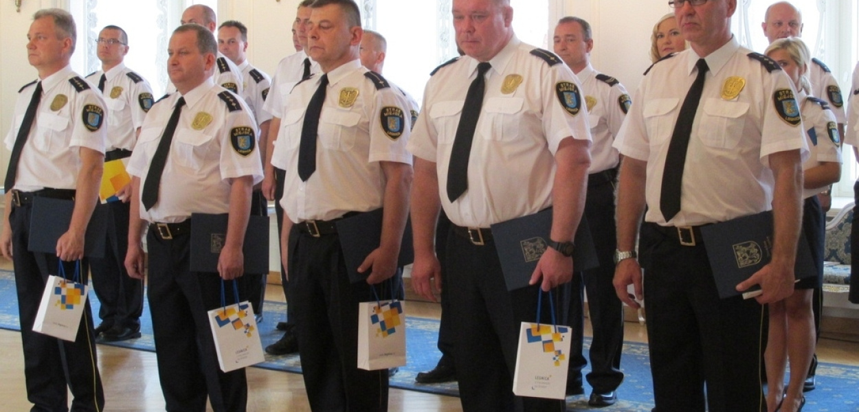 Świętowali strażnicy. Były awanse, kwiaty oraz tort