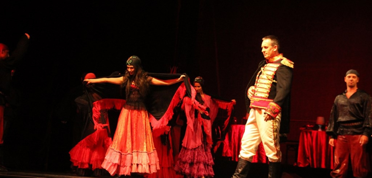 Trzy sceny, tysiące świętujących, tyleż samo rogali