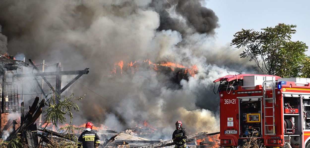 Płonął pustostan koło dworca PKP. Ranny strażak