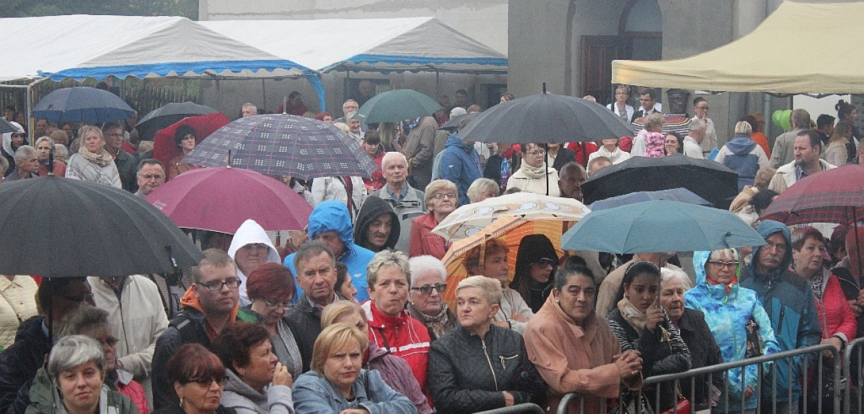 Kiedy silna więź wspólnoty, nawet deszcz niestraszny