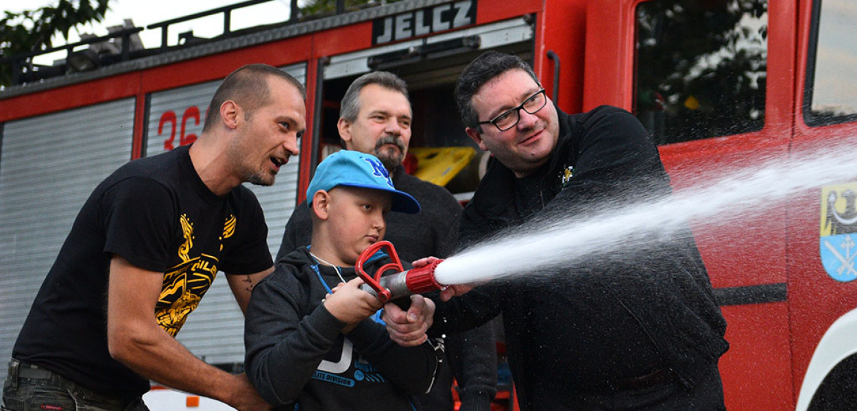 Bawili się i pomagali małemu sąsiadowi