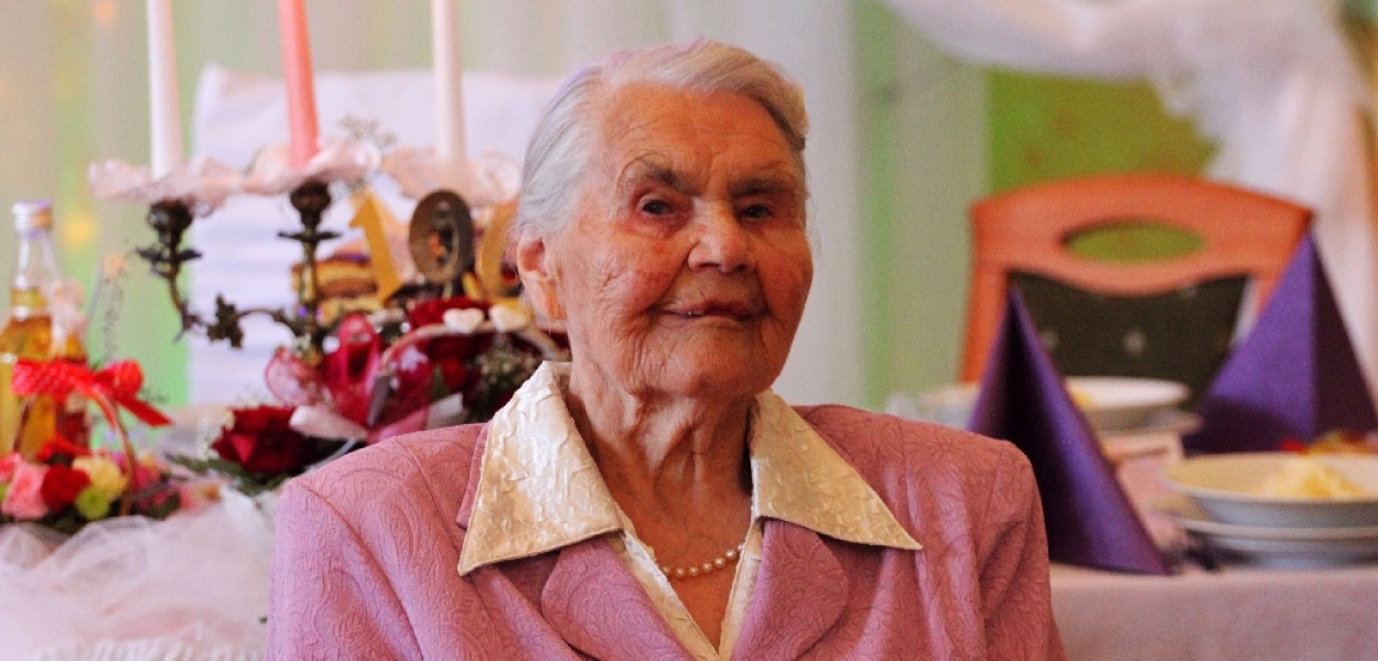 Sto świeczek na urodzinowym torcie Marii Smoleń