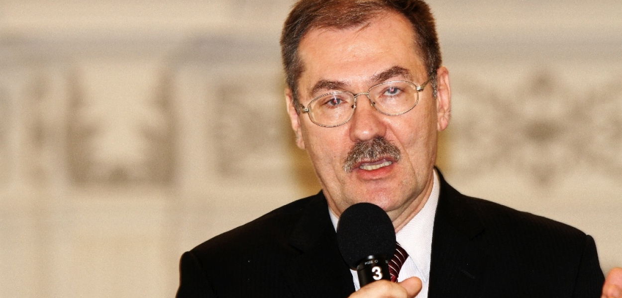 Kurator oświaty wręczył medale i ... zaśpiewał