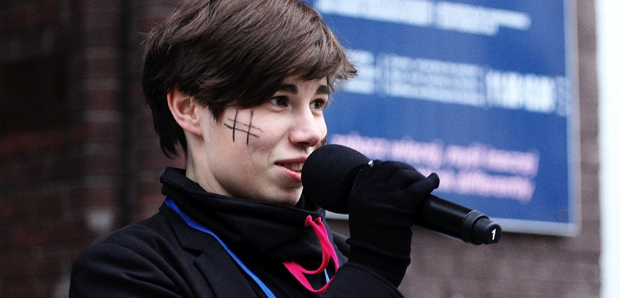 Protesty w centrum Legnicy. Jeden czarny, drugi biały