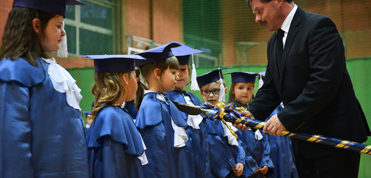 Z uśmiechem na twarzach weszli do szkolnej rodziny