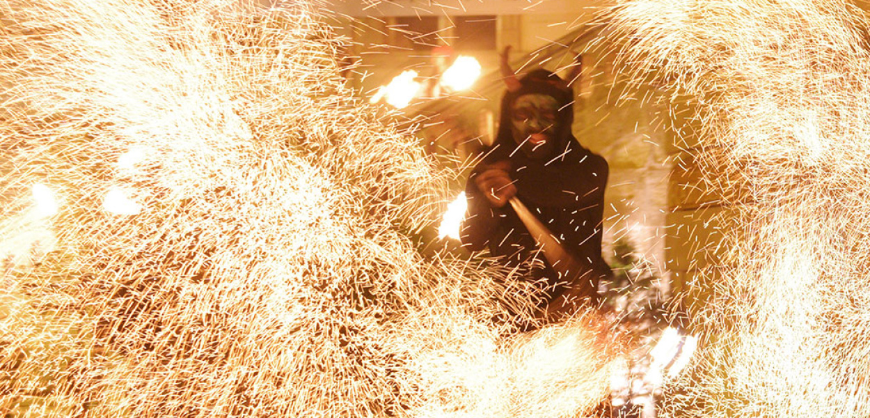 Marsz żywych trupów i taniec ognia w centrum Legnicy