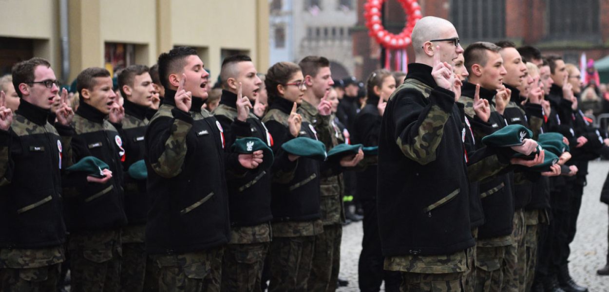 Mundurowi uczniowie z VII LO złożyli ślubowanie 