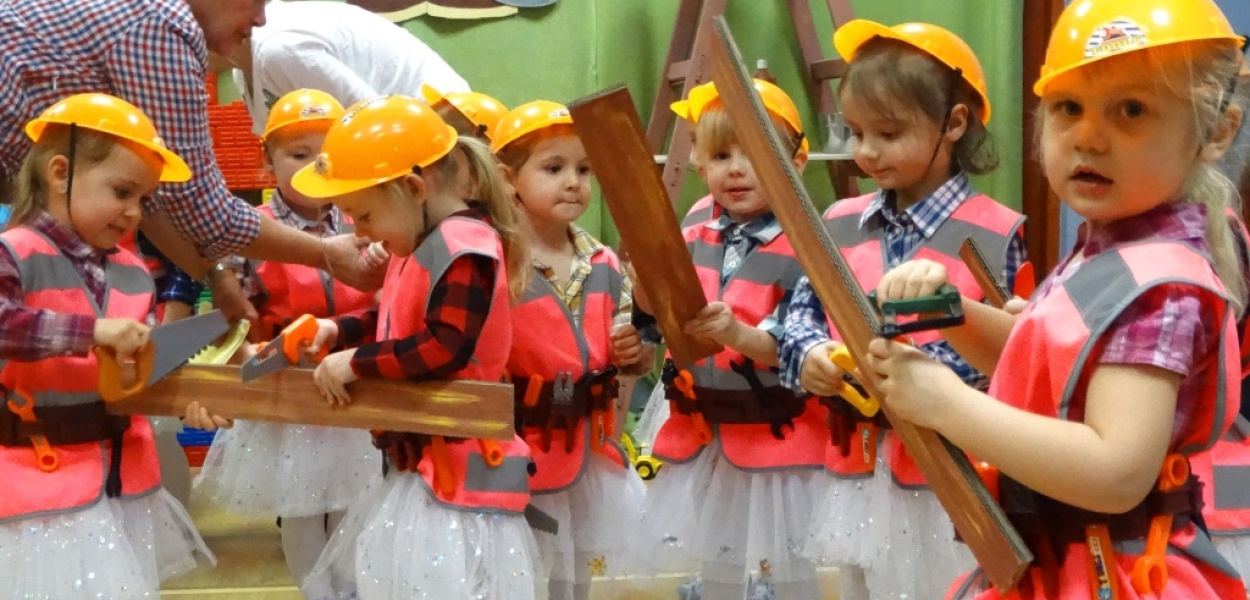 Mali budowniczy na pasowaniu w Źródełku