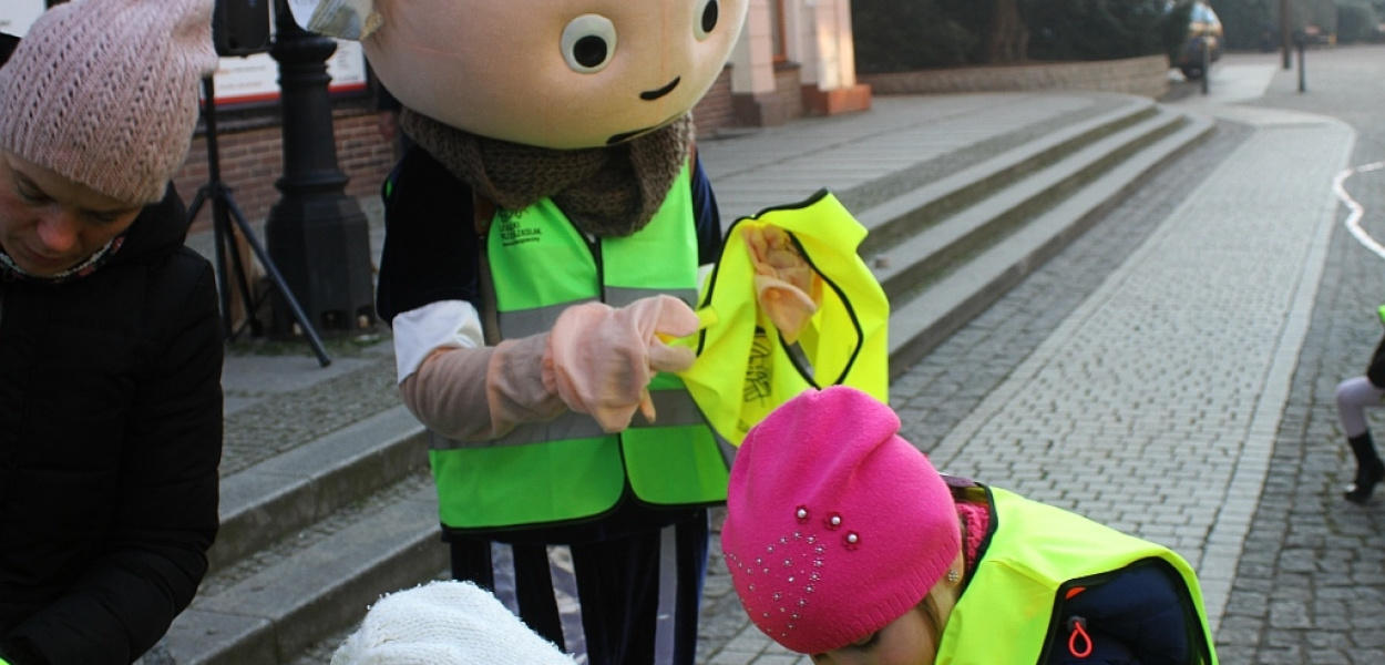 Przedszkolaki "uzbrojone" w kamizelki odblaskowe