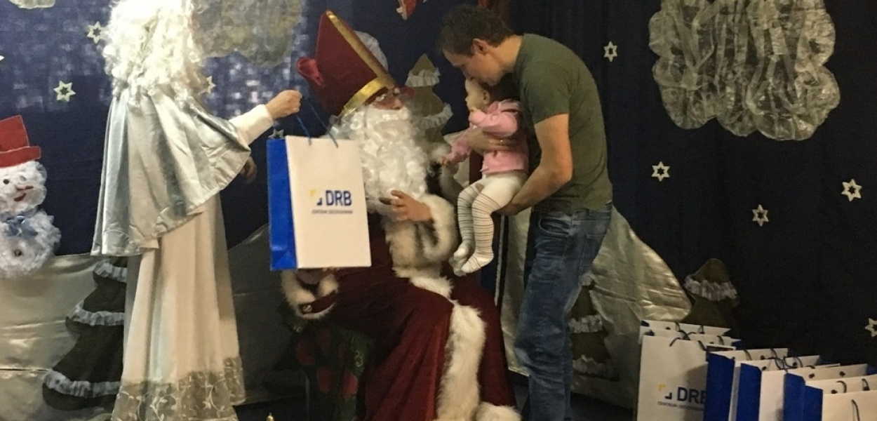 Teatralne Mikołajki z DRB dla dzieci ze szpitala