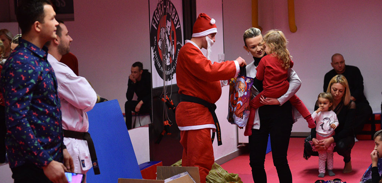 Mikołaj z prezentami u małych karateków w Fight Hobby