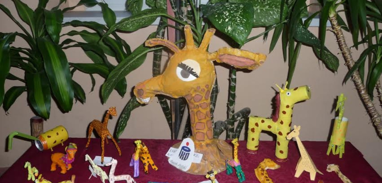 Żyrafa Lokatka w rzeźbach uczniów SP 6
