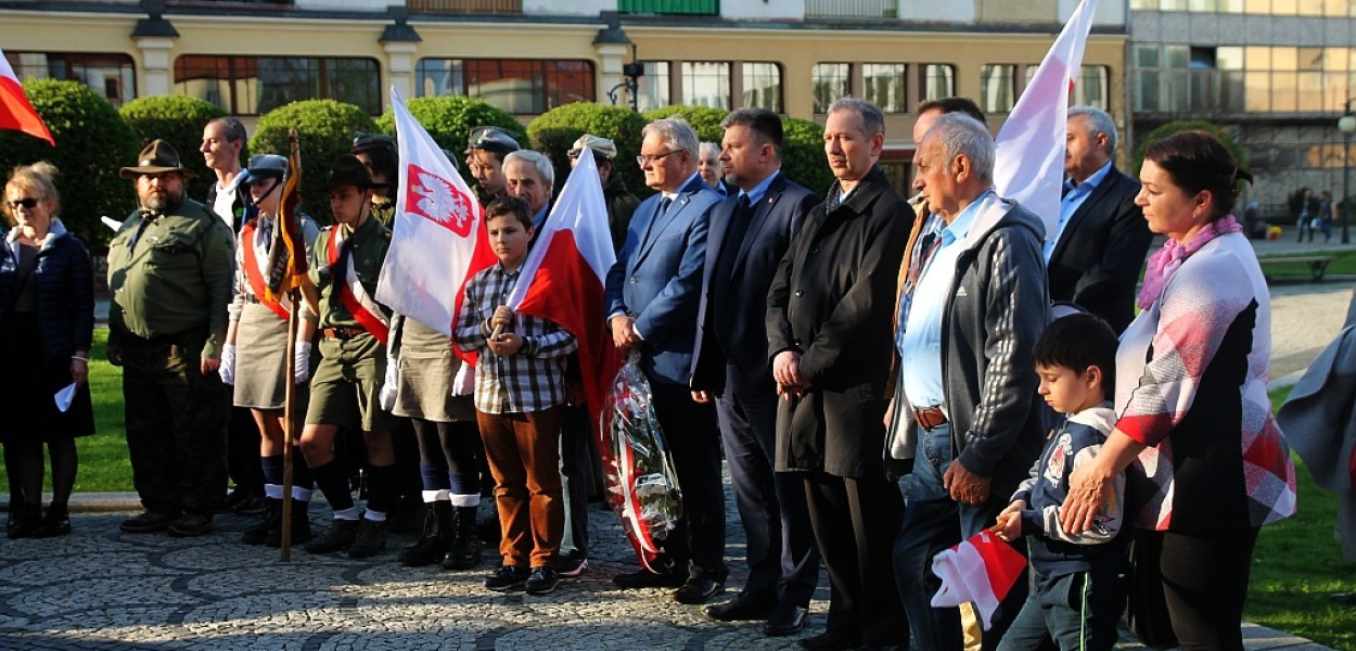 Odczytali listę „poległych” pod pomnikiem papieża