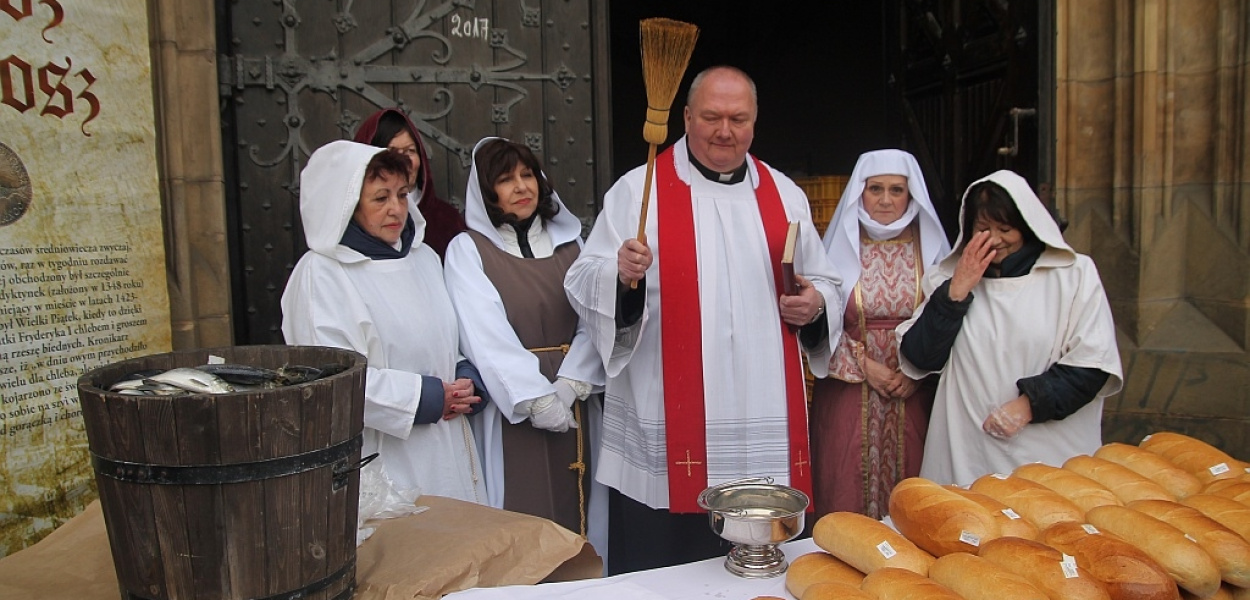 Chleb, śledź i grosz, czyli jałmużna po legnicku