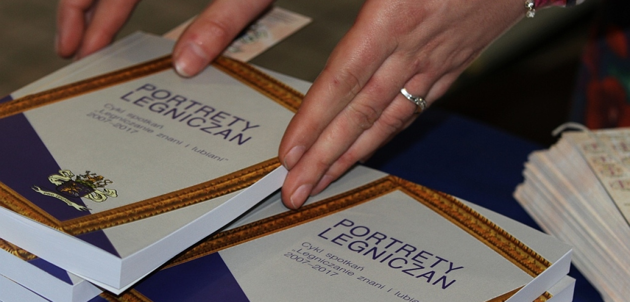 „Znani i lubiani” trafili na karty książki