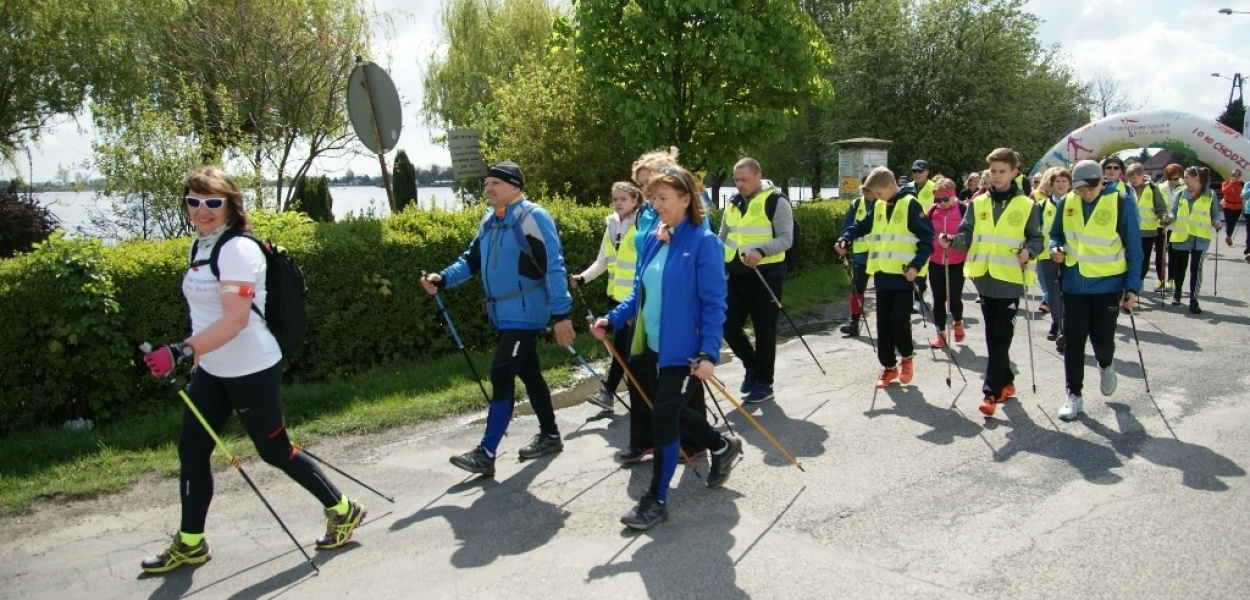 Aktywny niedzielny spacer brzegiem jezior
