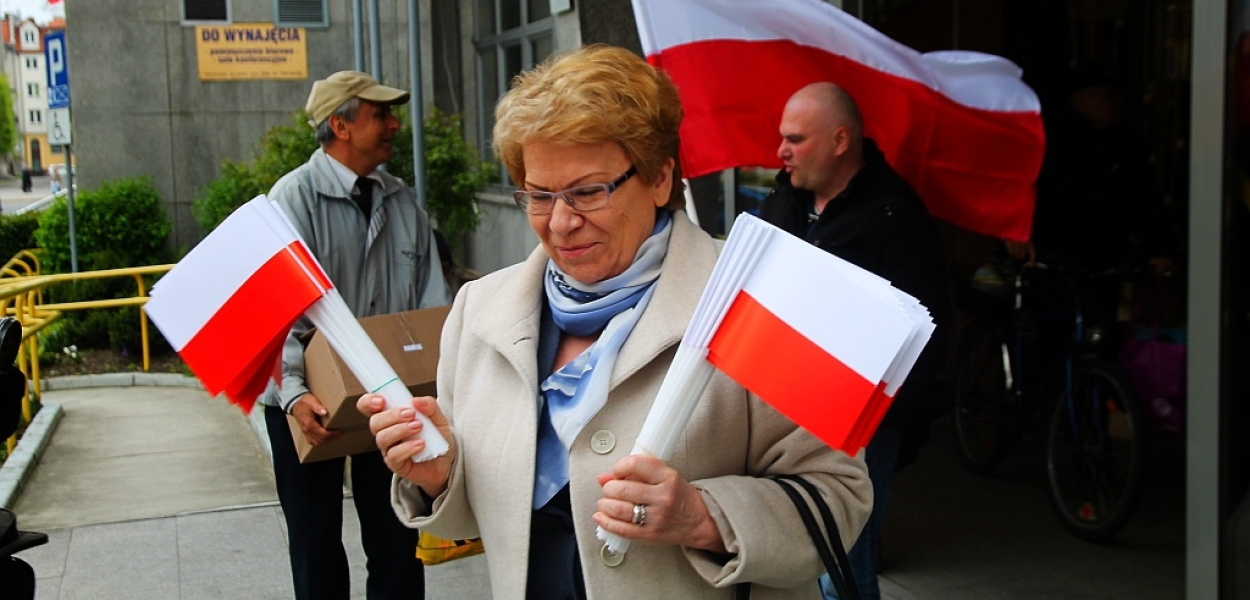 Senator z posłanką rozdawały narodowe flagi