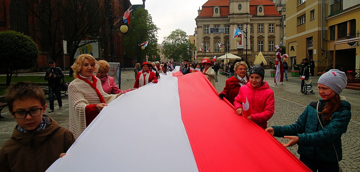 Legnicka flaga narodowa z roku na rok dłuższa