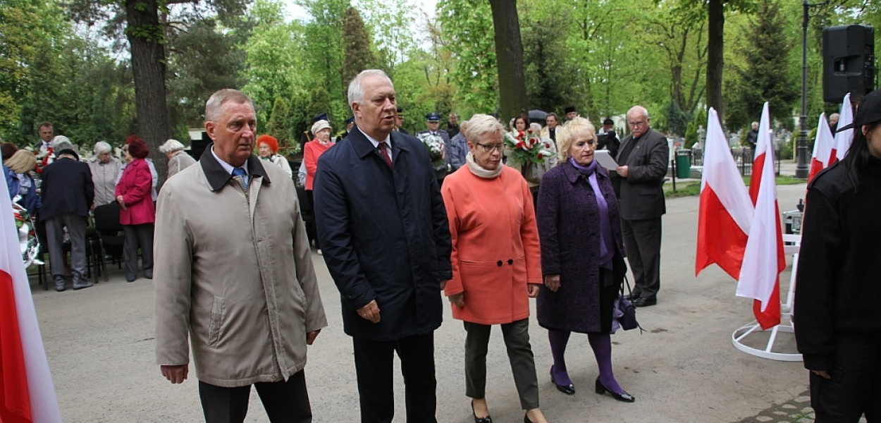 Znicze i kwiaty na cmentarzu w ważną rocznicę