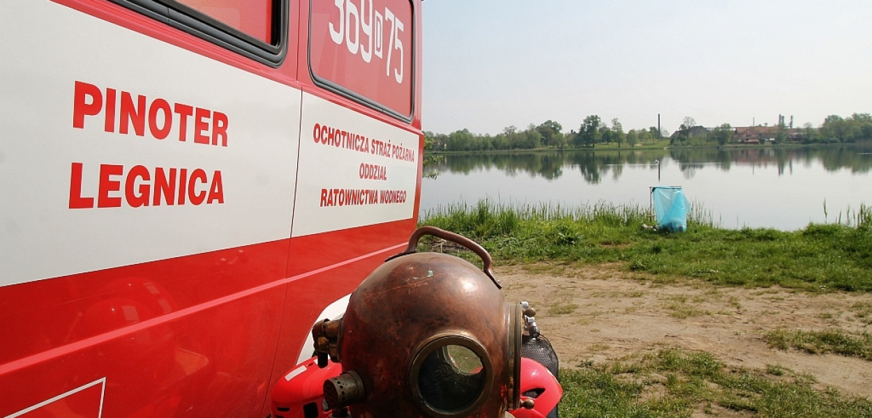 Jezioro pełne śmieci. Butelki, części samochodów