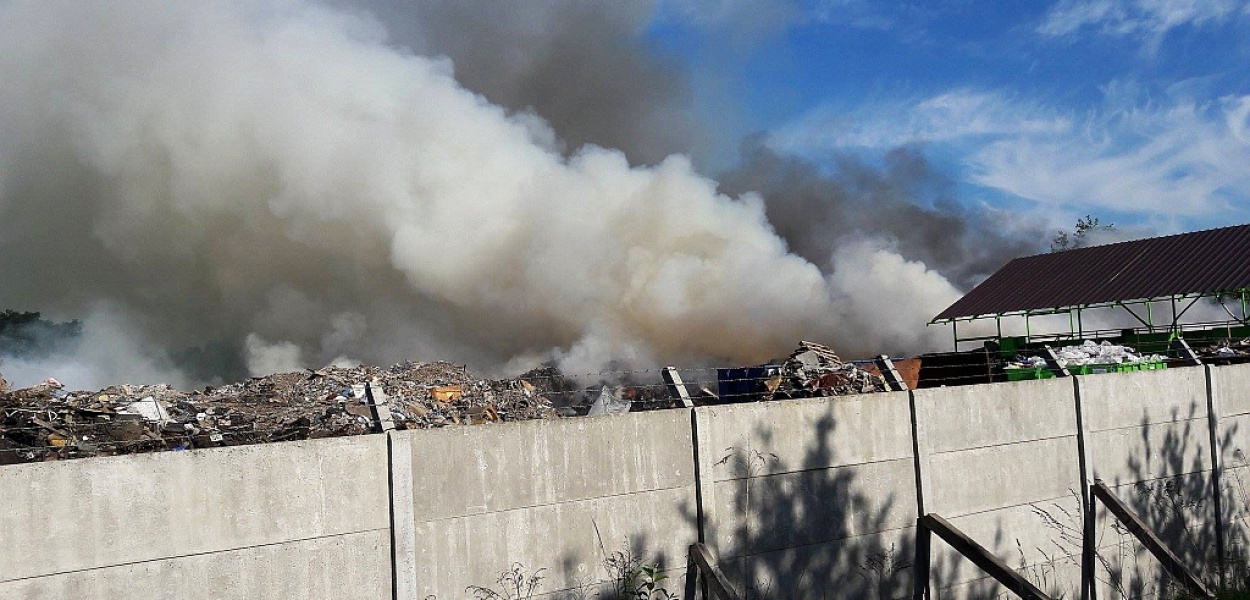 Płonie składowisko odpadów należące do Eko Solar