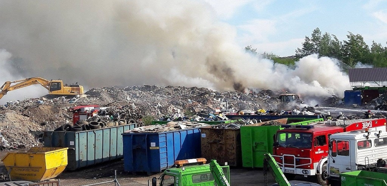 Strażacy dogaszają pożar przy ul. Dobrzejowskiej