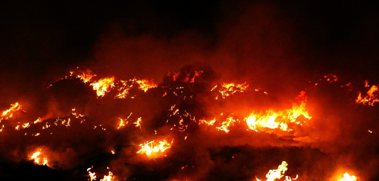 Straż pożarna walczy z ogniem już ponad dobę