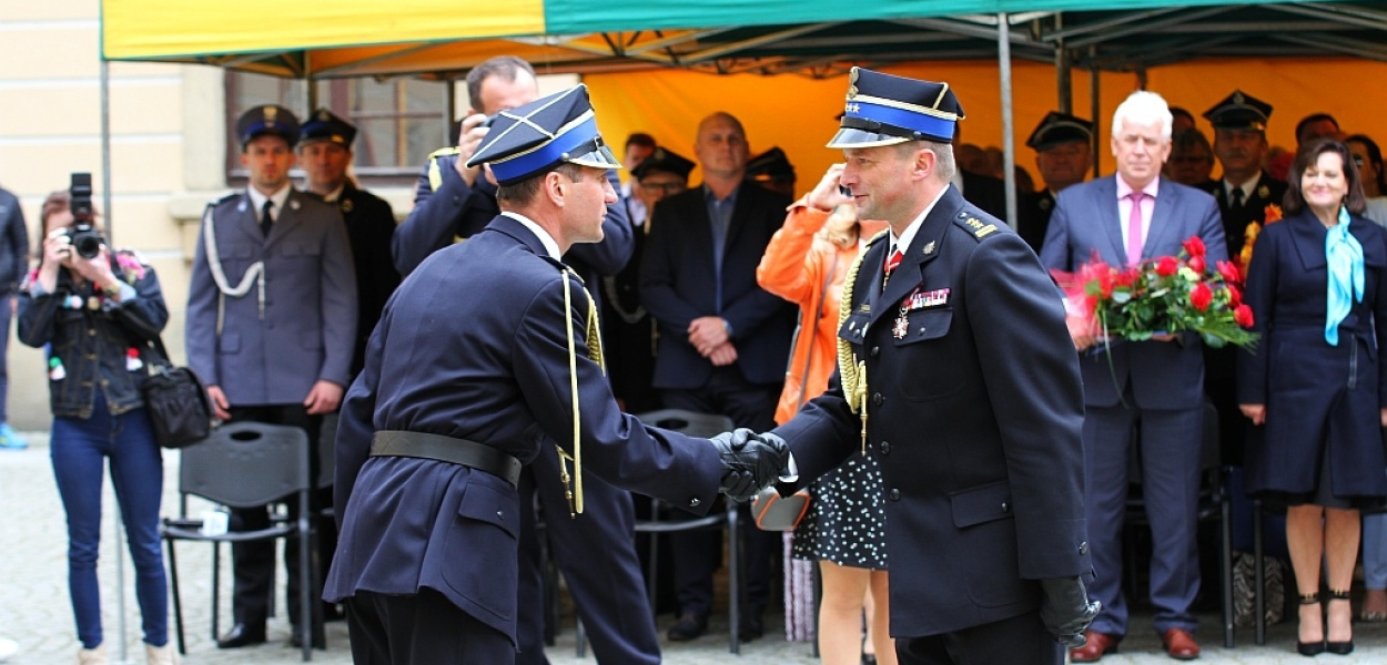 Strażackie święto w Legnicy: awanse i wyróżnienia