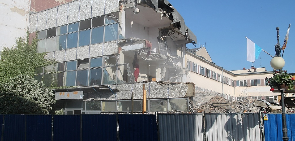 Dobiega końca rozbiórka byłej siedziby PZPR i fiskusa