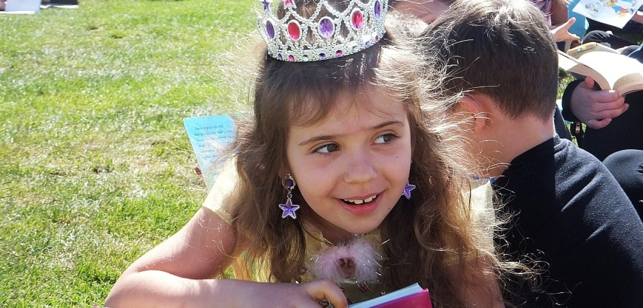 Czytać każdy może ... nawet na szkolnym boisku