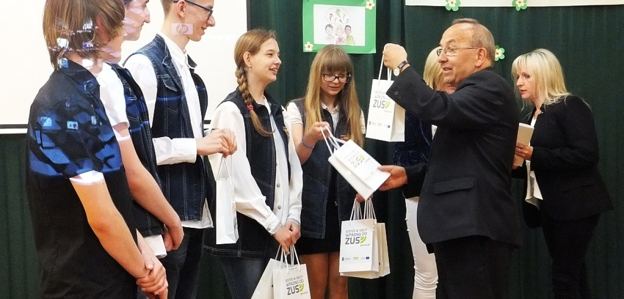 Gimnazjaliści z "piątki" znają ZUS od podszewki