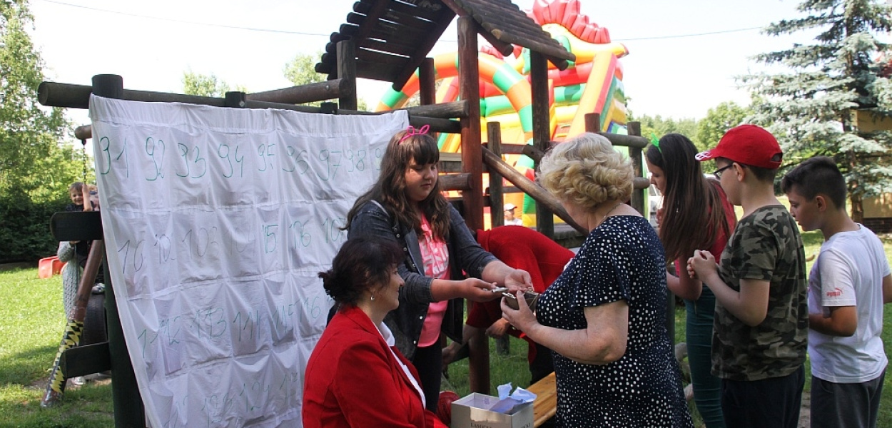 Wspólna zabawa z koktajlem jagodowym w tle