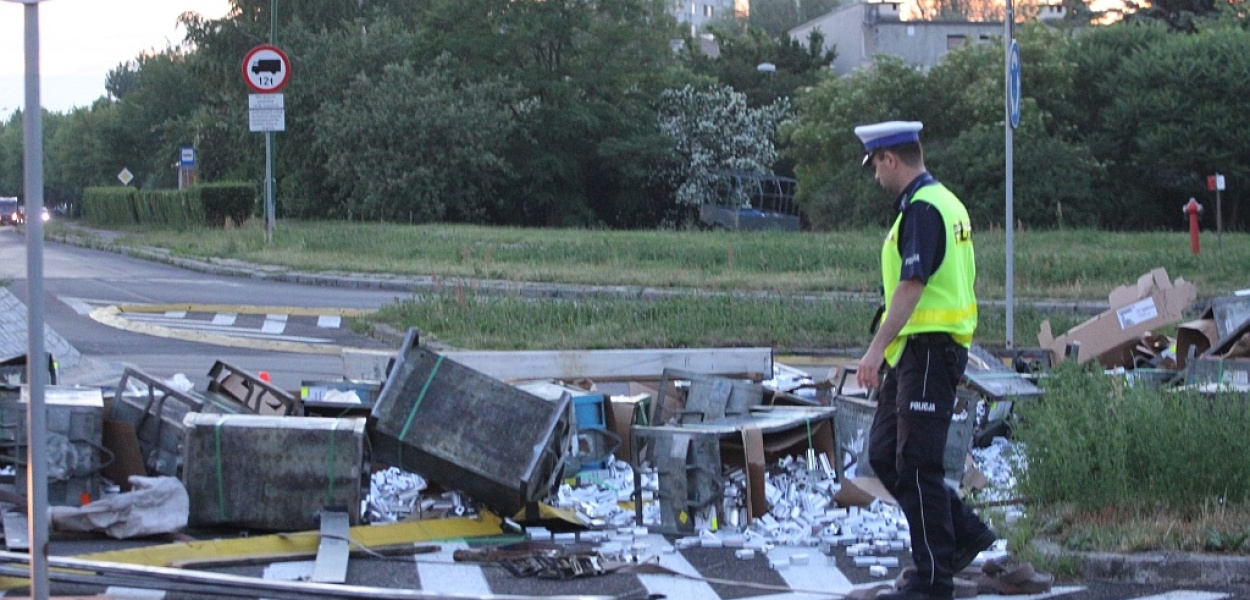 Wszedł ostro w zakręt i zgubił ładunek