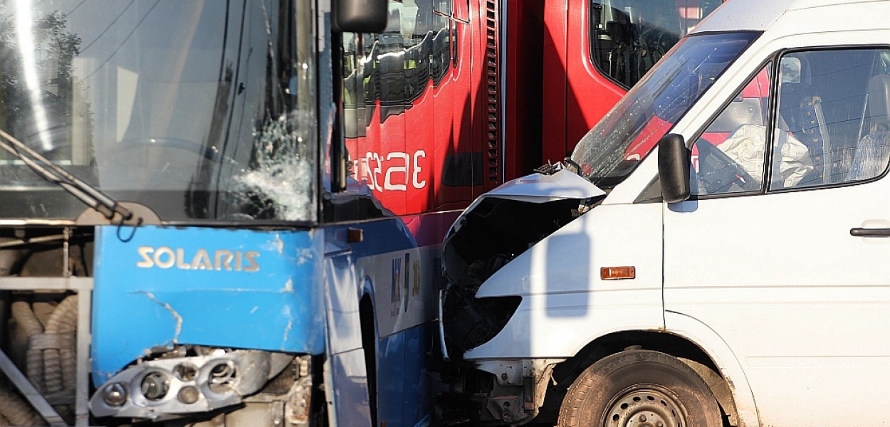 Bus uderzył w autobus. Są poszkodowani