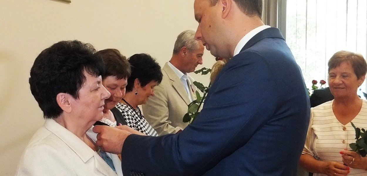 Wojewoda wręczył urzędnikom złote medale