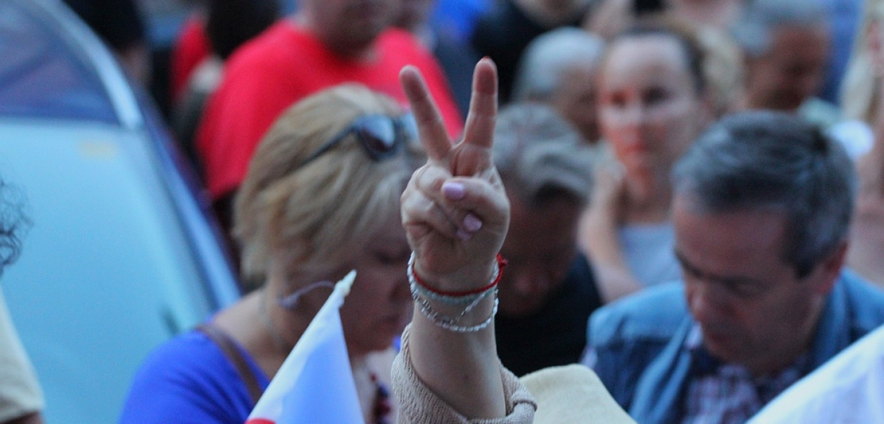 Przed legnickim sądem: znicze i wiersz teścia Dudy