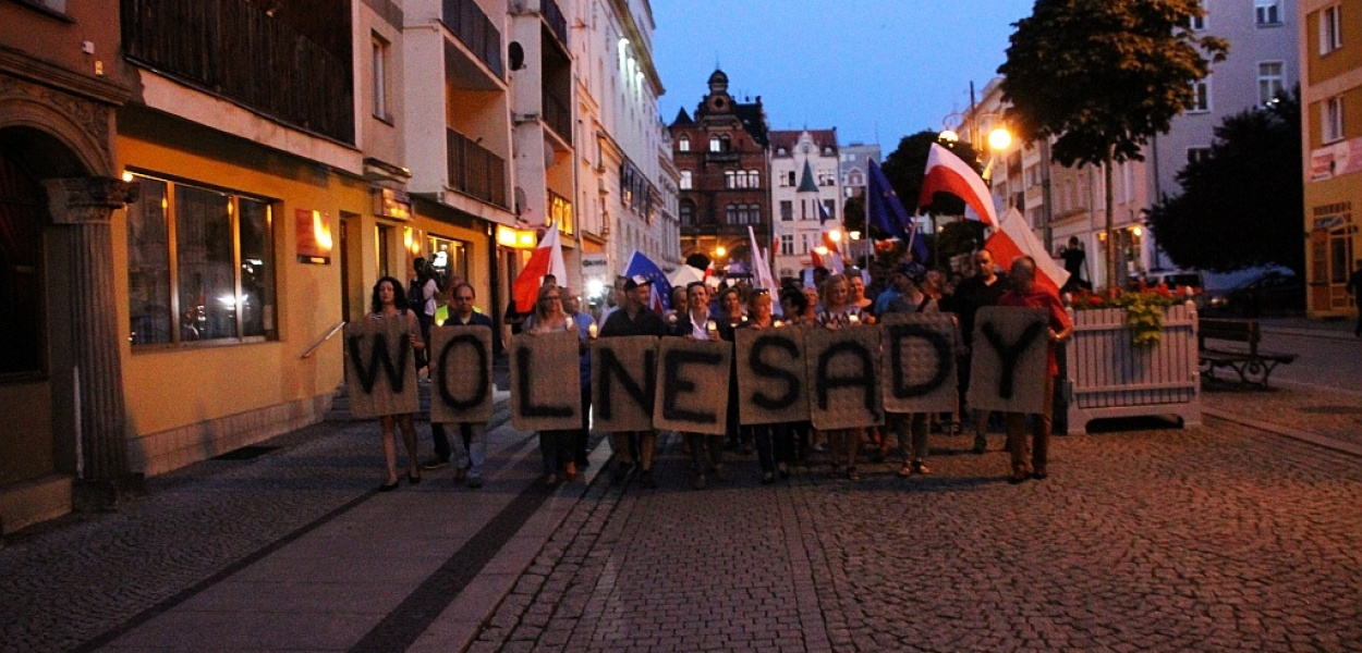 Domagali się veta. Czwarty protest przed sądem