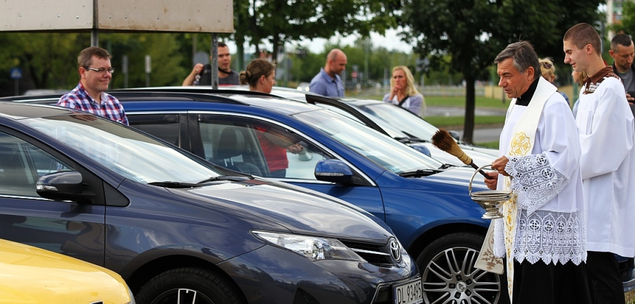 Poświęcili swoje auta w dniu patrona kierowców