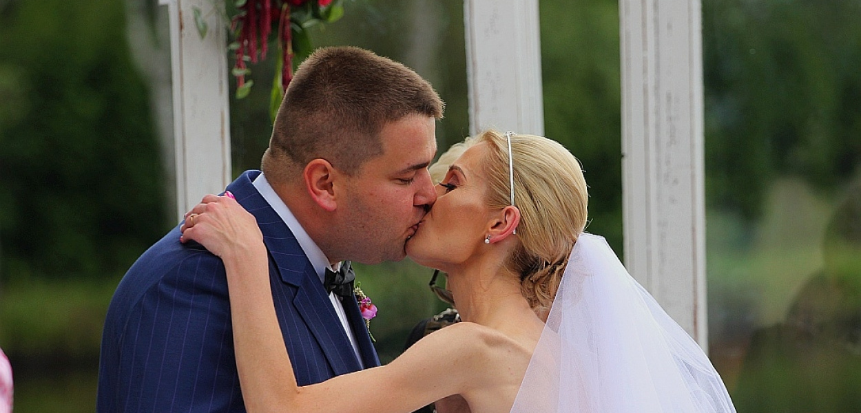 Ania i Tomek wzięli ślub w plenerze 