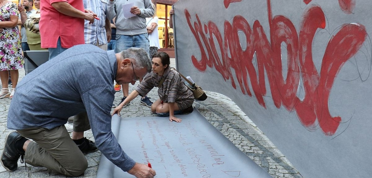 Happening KOD w Legnicy. Padły cierpkie słowa
