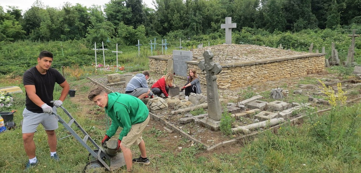 Uczniowie ZSB porządkowali cmentarz na Ukrainie